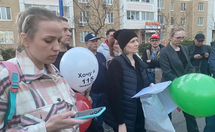 Родители на встрече с депутатами. Фото donnews.ru