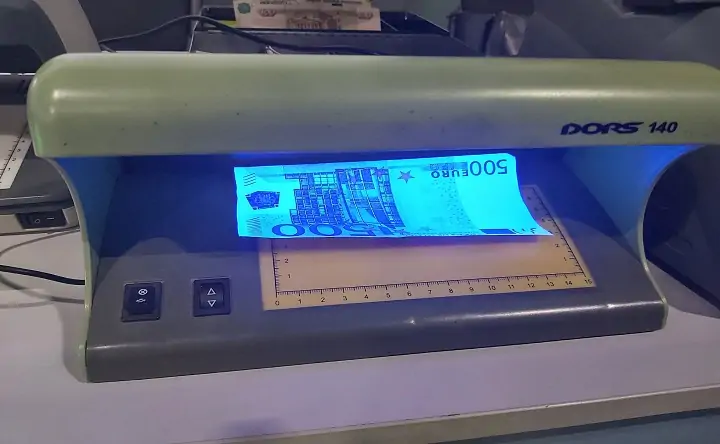 Желающие могли проверить подлинность купюр. Фото donnews.ru