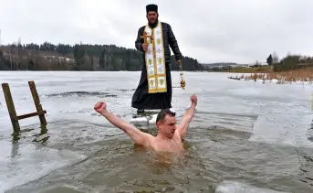 Купание в проруби на Крещение. Фото Виктора Толочко / Sputnik