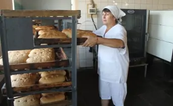 Сотрудница хлебопекарни. Фото t.me/ishenko_telegram