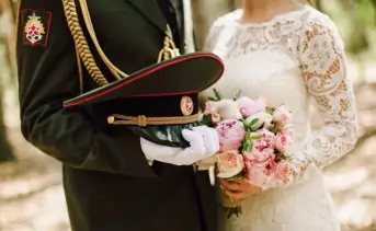 Военный и его невеста. Фото zen.yandex.ru.