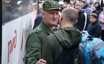 Отправка мобилизованного мужчины в военную часть. Фото tatar-inform.ru