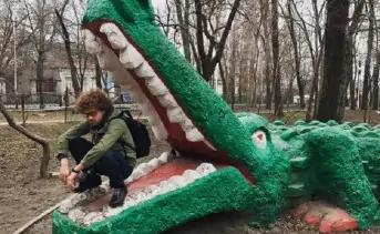 Илья Варламов и крокодил в парке имени Вити Черевичкина. Фото из соцсетей Ильи Варламова