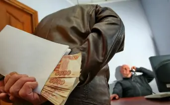 Мужчина принёс деньги. Фото ИТАР-ТАСС