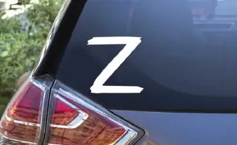 Автомобильная наклейка с буквой Z. Фото 100sp.ru