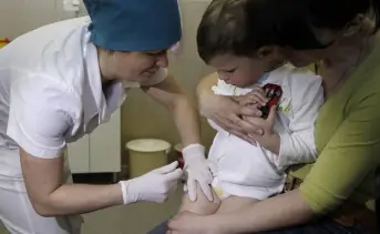 Вакцинация ребёнка. Фото © AP Photo/Sergei Chuzavkov
