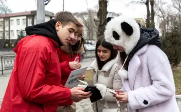 Волонтёры объясняют жителям Ростовской области, как проголосовать. Фото donland.ru