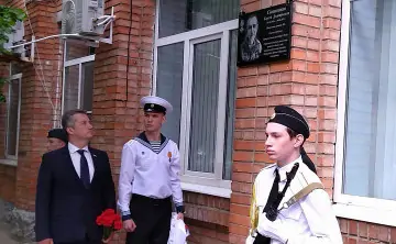 Слева депутат Госдумы Антон Гетта и сын погибшего героя — Никита. Фото donnews.ru
