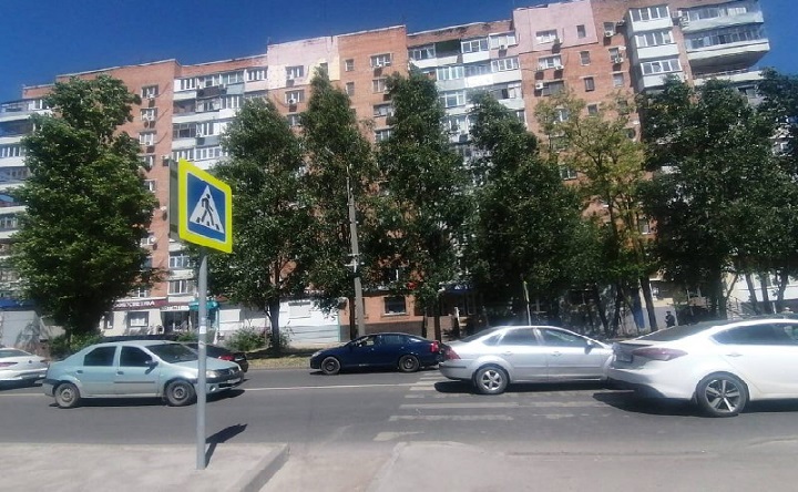 В Ростове иномарка сбила двух пешеходов на зебре