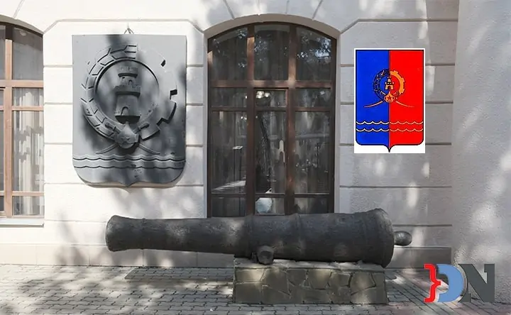 Изображение городского герба, принятого в 1967 году, можно увидеть на фасаде краеведческого музея. Фото donnews.ru